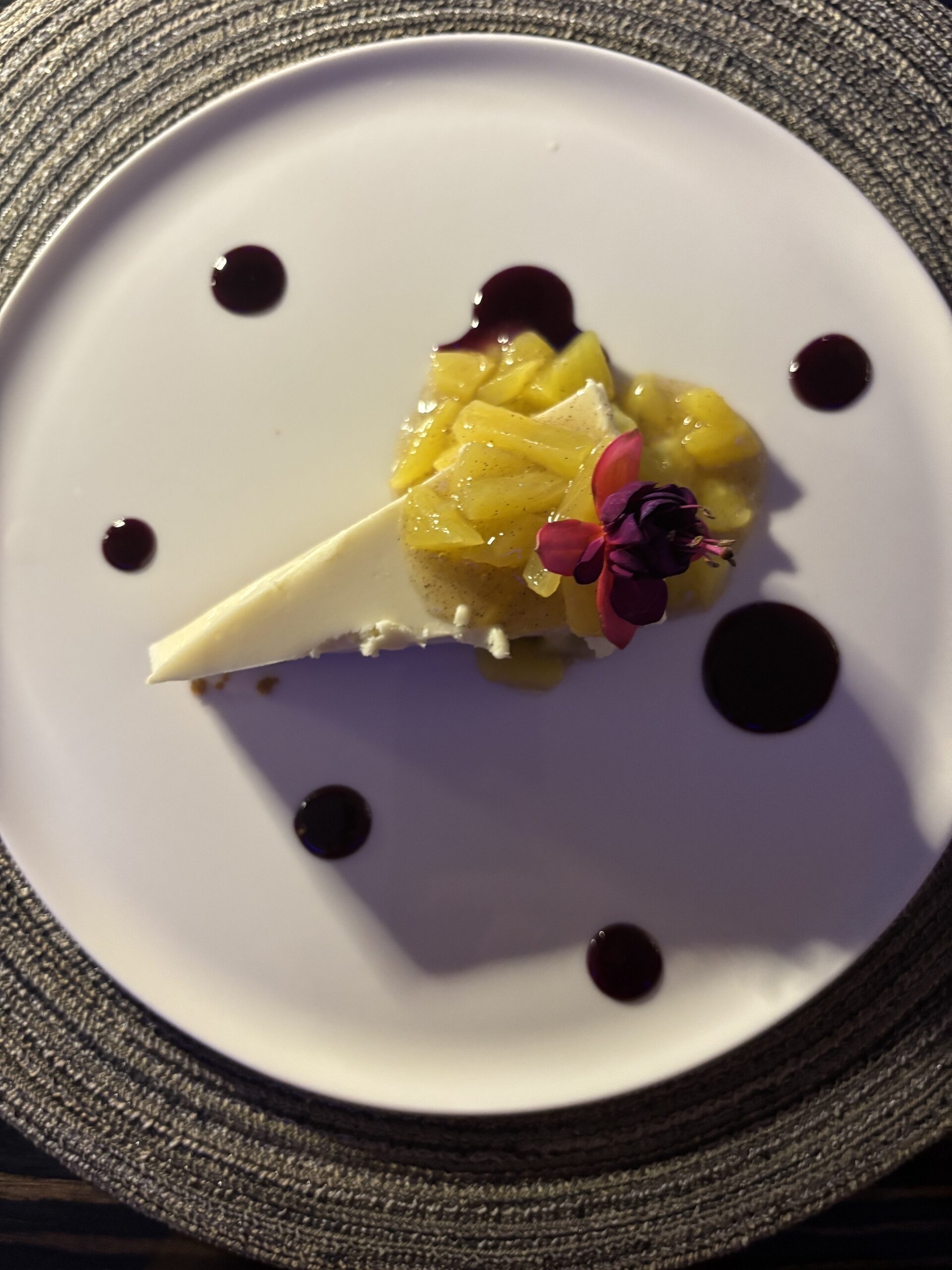 Cheesecake with pineapple compote