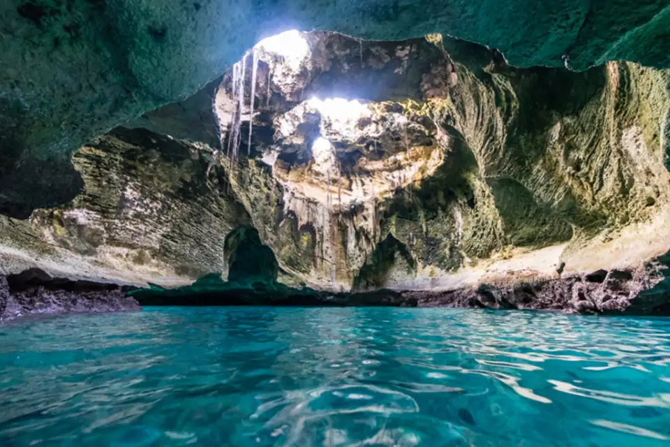 Thunderball Grotto: The James Bond Experience